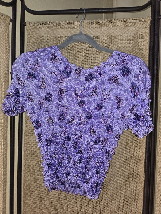 Source Unknown Tops - Vintage Y2K 2000s Lavender Floral Popcorn Bubble Stretchy Short Sleeve Top
